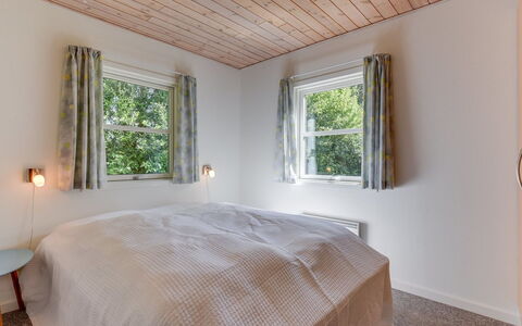 Herlugh - 1Km to the Fjord: Interior Design, Wand, Schlafzimmer, Decke, Holz, Bett, Fussboden, Flooring, Bettdecke, Bedding