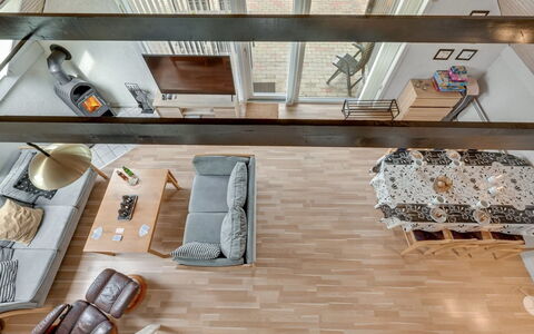 Earline - 900M to the Fjord: Möbel, Interior Design, Flooring, Couch, Holz, Fussboden, Decke, Wohnung, Holzboden, Wohnzimmer