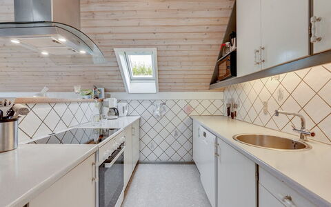 Earline - 900M to the Fjord: Holz, Flooring, Küche, Interior Design, Decke, Fussboden, Countertop, Zuhause, Light Fixture, Fliese