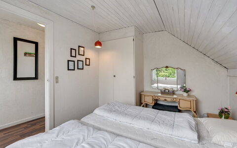 Earline - 900M to the Fjord: Möbel, Wand, Interior Design, Schlafzimmer, Bett, Holz, Decke, Fussboden, Flooring, Bettdecke