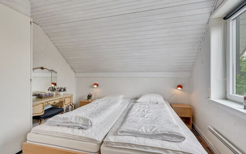 Earline - 900M to the Fjord: Holz, Schlafzimmer, Decke, Bett, Interior Design, Bettrahmen, Bedding, Fussboden, Bettdecke, Zimmer