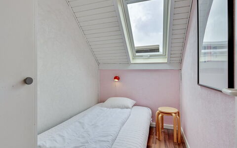 Earline - 900M to the Fjord: Wand, Schlafzimmer, Fussboden, Bett, Flooring, Interior Design, Bettdecke, Decke, Bedding, Linens