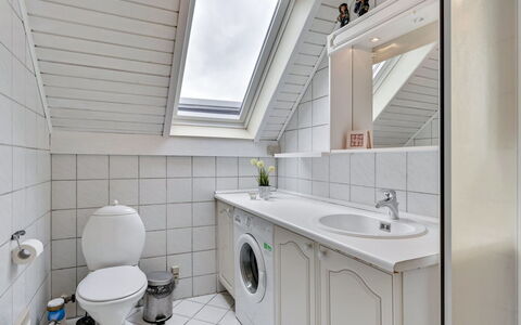 Earline - 900M to the Fjord: Flooring, Armatur, Fussboden, Interior Design, Decke, Badezimmer, Installation, Zapfhahn, Fliese, Sinken