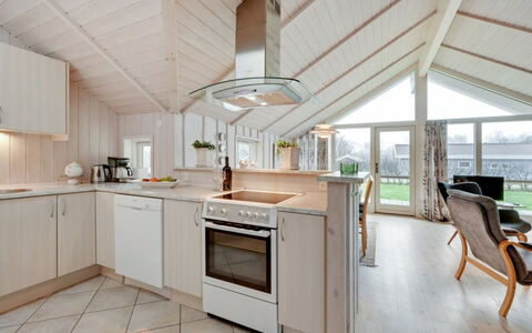 Clarina - 800M to the Fjord: Decke, Holz, Küche, Interior Design, Möbel, Countertop, Cabinetry, Flooring, Zuhause, Light Fixture