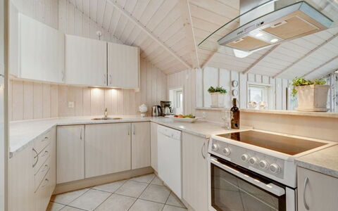 Clarina - 800M to the Fjord: Küche, Interior Design, Holz, Flooring, Decke, Countertop, Küchengerät, Fussboden, Cabinetry, Möbel