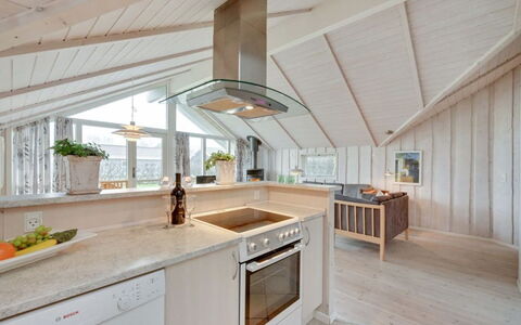 Clarina - 800M to the Fjord: Holz, Flooring, Decke, Interior Design, Küche, Fussboden, Möbel, Light Fixture, Countertop, Zuhause