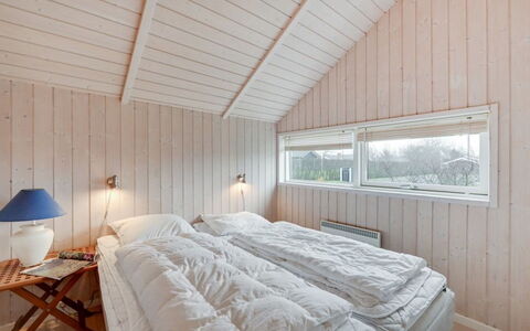 Clarina - 800M to the Fjord: Holz, Schlafzimmer, Decke, Zuhause, Bedding, Bett, Bettdecke, Hartholz, Planke, Holzbeize