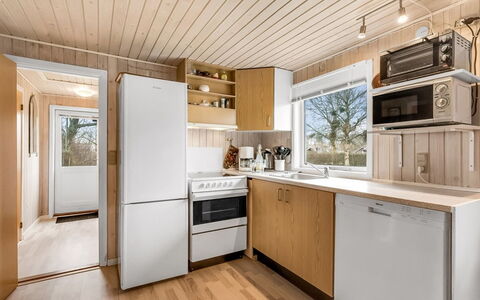 Hoghni - 850M to the Fjord: Holz, Flooring, Küche, Major Appliance, Küchengerät, Countertop, Interior Design, Fussboden, Decke, Cabinetry