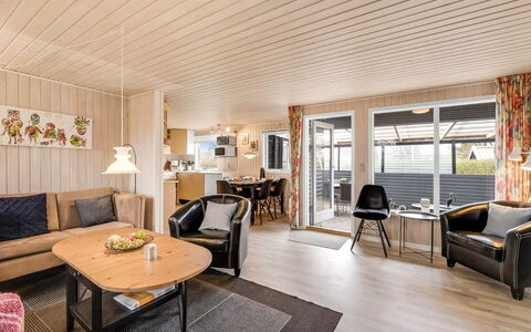 Hoghni - 850M to the Fjord: Holz, Möbel, Interior Design, Decke, Stuhl, Hartholz, Holzbeize, Küche & Esszimmer Tisch, Kaffetisch, Wohnzimmer