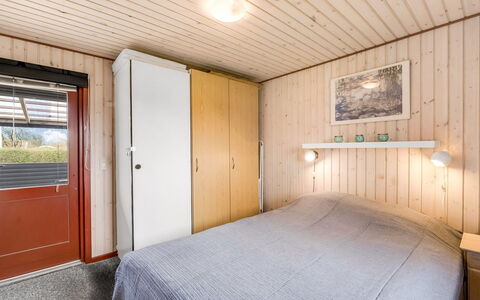 Hoghni - 850M to the Fjord: Holz, Fussboden, Schlafzimmer, Flooring, Interior Design, Bett, Decke, Bettdecke, Bettrahmen, Holzbeize