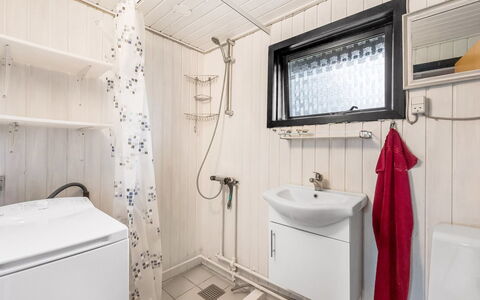 Hoghni - 850M to the Fjord: Armatur, Flooring, Fussboden, Sinken, Interior Design, Installation, Zapfhahn, Zimmer, Decke, Badezimmer