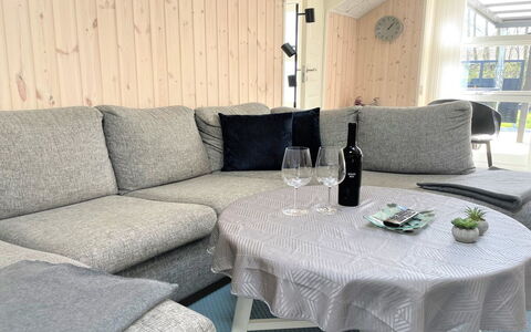 Gustaf - 400M to the Fjord: Möbel, Wohnzimmer, Couch, Kissen, Kissen, Kaffetisch, Zimmerpflanze, Linens, Armlehne