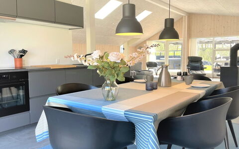 Gustaf - 400M to the Fjord: Möbel, Interior Design, Stuhl, Flooring, Light Fixture, Küche & Esszimmer Tisch, Holz, Tabelle, Esszimmer, Fussboden
