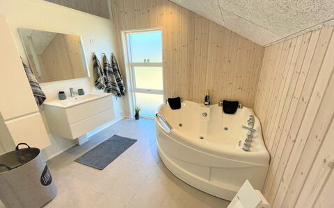 Gustaf - 400M to the Fjord: Flooring, Fussboden, Interior Design, Armatur, Installation, Badewanne, Decke, Badezimmer, Holzboden, Design