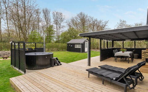 Gustaf - 400M to the Fjord: Deck, Schatten, Garten, Gartenbauten, Outdoor Struktur, Hinterhof, Hartholz, Garten, Landscaping, Pavillon