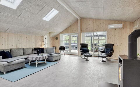 Gustaf - 400M to the Fjord: Flooring, Fussboden, Wohnzimmer, Holzboden, Stuhl, Hartholz, Laminatboden, Fliese, Couch