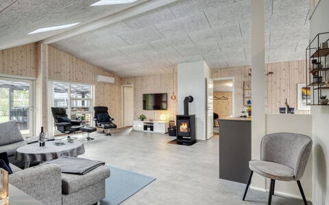 Gustaf - 400M to the Fjord: Holz, Interior Design, Decke, Möbel, Flooring, Wohnzimmer, Fussboden, Zimmer, Zuhause, Couch