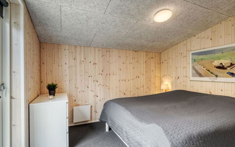 Gustaf - 400M to the Fjord: Wand, Holz, Decke, Interior Design, Flooring, Fussboden, Schlafzimmer, Zimmer, Möbel, Bett