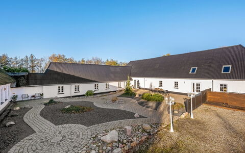 Fintan - 2Km to the Fjord: Möbel, Holz, Interior Design, Flooring, Fussboden, Stuhl, Zimmer, Decke, Wohnzimmer, Wohnung