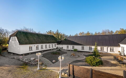 Fintan - 2Km to the Fjord: Wohngebiet, Strauch, Haus, Zuhause, Garten, Estate, Schatten, Landscaping, Rasen