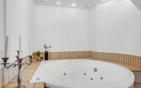 Fintan - 2Km to the Fjord: Interior Design, Badewanne, Wand, Armatur, Badezimmer, Flooring, Fussboden, Decke, Beleuchtung, Installation