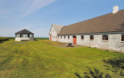 Alois - 1Km to the Fjord: Dach, Haus, Zuhause, Hütte, Tür, Abstellgleis, Deck, Veranda, Planke, Hartholz