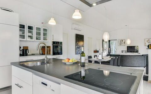 Elfriede - 400M to the Fjord: Küche, Countertop, Interior Design, Möbel, Küchengerät, Cabinetry, Flooring, Light Fixture, Decke, Major Appliance