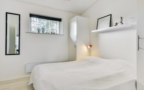 Elfriede - 400M to the Fjord: Interior Design, Wand, Flooring, Schlafzimmer, Fussboden, Bett, Möbel, Holz, Decke, Zimmer