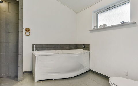 Elfriede - 400M to the Fjord: Flooring, Fussboden, Interior Design, Armatur, Badewanne, Installation, Decke, Verbundwerkstoff, Badezimmer, Zimmer