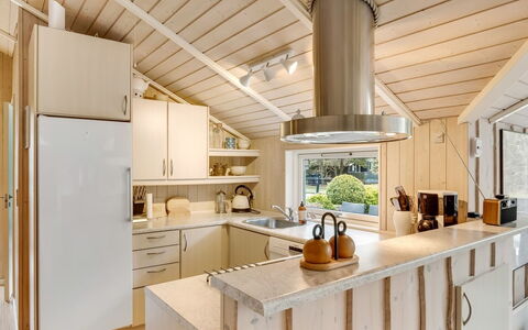 Sæby 670: Küche, Countertop, Interior Design, Flooring, Holz, Decke, Küchengerät, Light Fixture, Cabinetry, Möbel