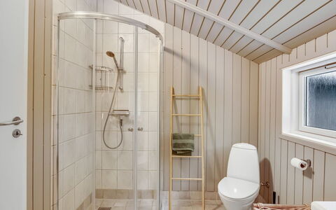 Sæby 670: Flooring, Holz, Armatur, Fussboden, Interior Design, Badezimmer, Toilette, Decke, Installation, Zimmer