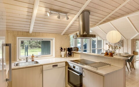 Sæby 670: Küche, Interior Design, Holz, Flooring, Decke, Countertop, Fussboden, Light Fixture, Küchengerät, Armatur