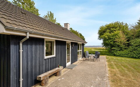 Ødger - 150M to the Fjord: Wohngebiet, Dach, Vorort, Auffahrt, Estate, Kamin