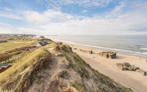 Hroswitha - 100M from the Sea: Dach, Zuhause, Tür, Hütte, Schatten, Abstellgleis, Garten, Estate, Hinterhof
