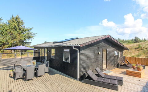 Druscilla - 650M from the Sea: Holz, Zuhause, Veranda, Deck, Hartholz, Dach, Holzbeize, Holzboden, Eco Hotel