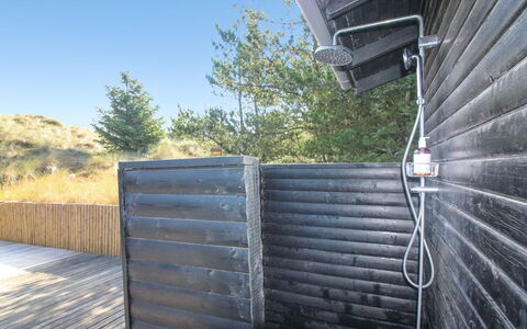 Druscilla - 650M from the Sea: Holz, Zuhause, Veranda, Deck, Hartholz, Dach, Holzbeize, Holzboden, Eco Hotel