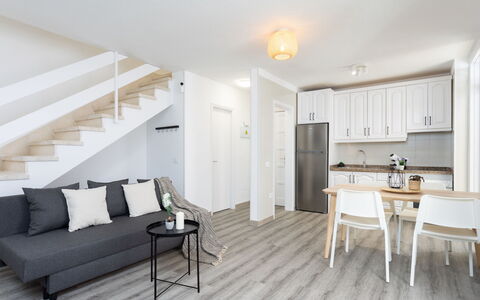Deluxe Altemar: Möbel, Gebäude, Himmel, Baum, Interior Design, Pflanze, Haus, Freizeit, Schatten, Stuhl