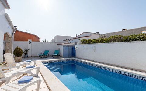 Louise: Möbel, Gebäude, Komfort, Tabelle, Holz, Fenster, Textil, Stuhl, Vorhang, Flooring