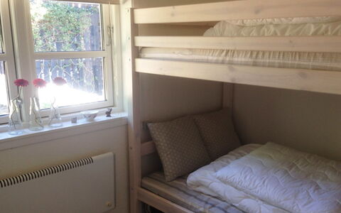 Jeip - 400M to the Fjord: Etagenbett, Holz, Fussboden, Flooring, Schlafzimmer, Bett, Bedding, Zimmer, Bettrahmen, Holzbeize