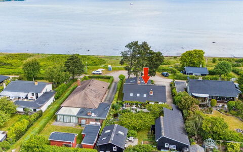Varma - 25M from the Sea: Wohnung, Schatten, Balkon, Stuhl, Zaun, Gartenmöbel, Aluminium, Kunstrasen