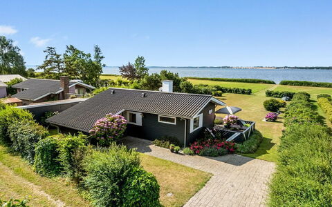 Eddy - 50M from the Sea: Dach, Haus, Grundstueck, Zuhause, Hütte, Estate, Gartenbauten, Schatten, Blockhaus, Landscaping