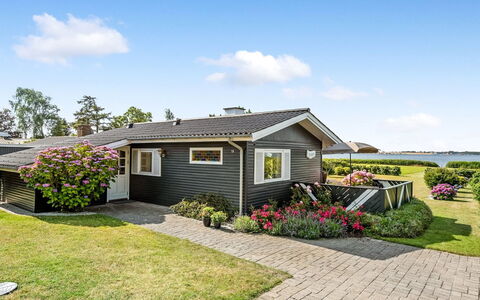 Eddy - 50M from the Sea: Dach, Haus, Grundstueck, Zuhause, Hütte, Estate, Gartenbauten, Schatten, Blockhaus, Landscaping