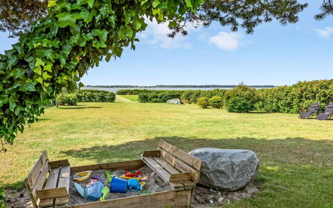Eddy - 50M from the Sea: Dach, Haus, Grundstueck, Zuhause, Hütte, Estate, Gartenbauten, Schatten, Blockhaus, Landscaping