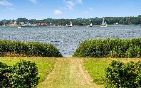 Eddy - 50M from the Sea: Dach, Haus, Grundstueck, Zuhause, Hütte, Estate, Gartenbauten, Schatten, Blockhaus, Landscaping