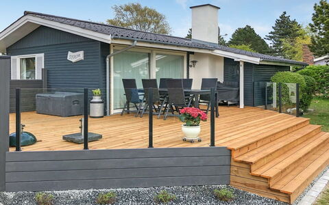 Eddy - 50M from the Sea: Dach, Haus, Grundstueck, Zuhause, Hütte, Estate, Gartenbauten, Schatten, Blockhaus, Landscaping