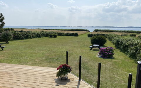 Eddy - 50M from the Sea: Dach, Haus, Grundstueck, Zuhause, Hütte, Estate, Gartenbauten, Schatten, Blockhaus, Landscaping