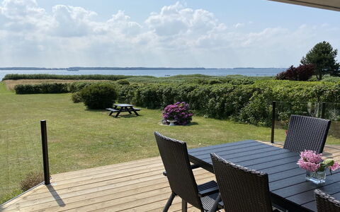 Eddy - 50M from the Sea: Dach, Haus, Grundstueck, Zuhause, Hütte, Estate, Gartenbauten, Schatten, Blockhaus, Landscaping