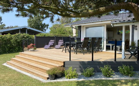 Eddy - 50M from the Sea: Dach, Haus, Grundstueck, Zuhause, Hütte, Estate, Gartenbauten, Schatten, Blockhaus, Landscaping