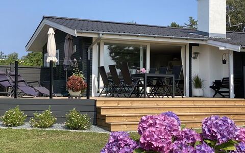 Eddy - 50M from the Sea: Dach, Haus, Grundstueck, Zuhause, Hütte, Estate, Gartenbauten, Schatten, Blockhaus, Landscaping