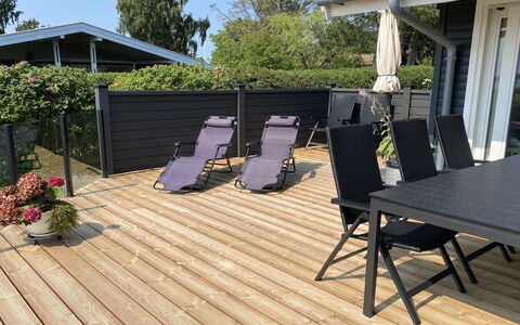 Eddy - 50M from the Sea: Dach, Haus, Grundstueck, Zuhause, Hütte, Estate, Gartenbauten, Schatten, Blockhaus, Landscaping